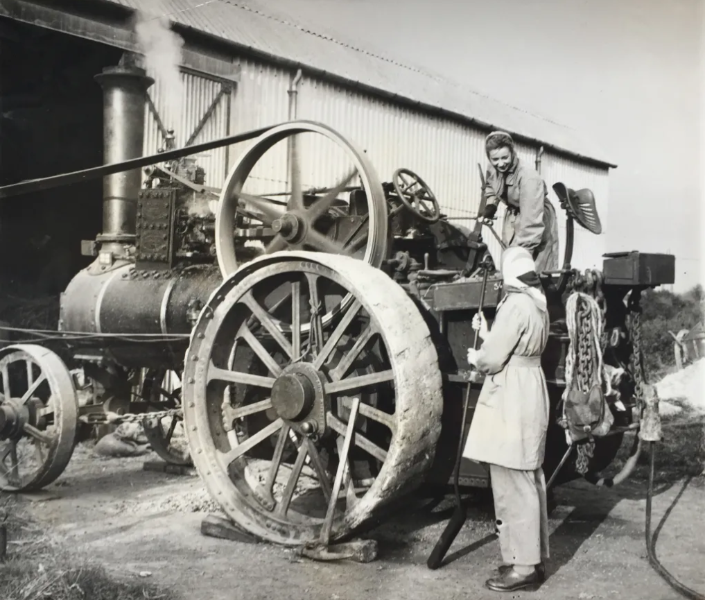 Land army traction engine